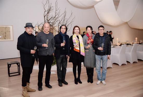 右起:艺术家刘炜,宝龙文化总经理裴今梅,宝龙文化执行董事许华琳,艺术