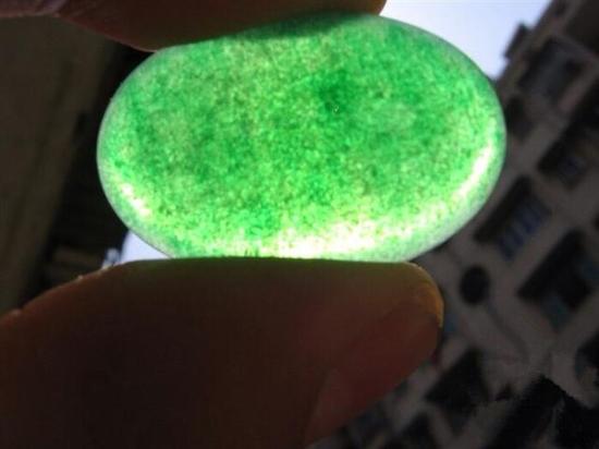 放大可看到丝瓜瓤状结构(这个就是石英岩玉石)