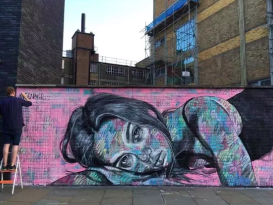 Ant Carver正为他的作品签名。图片：致谢艺术家