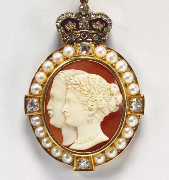 公主都会戴着这顶代表荣誉和地位,世代相传的贝雕王冠走进婚礼殿堂