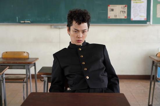 我是大哥大新定妆照发布发型继续走怀旧风