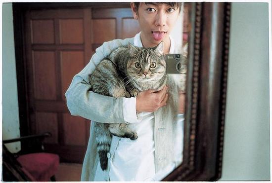 佐藤健与猫自拍卖萌 《猫》官方相册登场