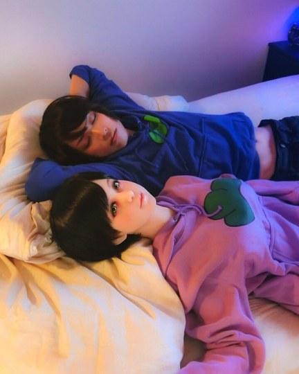 他想出了一个办法,那就是给娃娃套上丝袜和长手套……这位老湿的人生