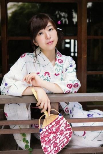 茅野爱衣浴衣照太美 好想枕在她的膝盖上