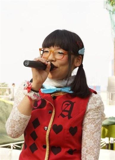 三次元全是悲剧眼镜双马尾偶像丑哭网友