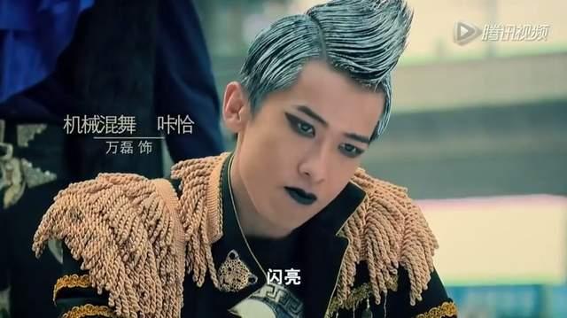 然而生活中的演员万磊十分搞怪,是个阳光大男孩,腹肌也相当不错.