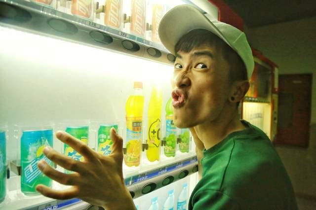 然而生活中的演员万磊十分搞怪,是个阳光大男孩,腹肌也相当不错.
