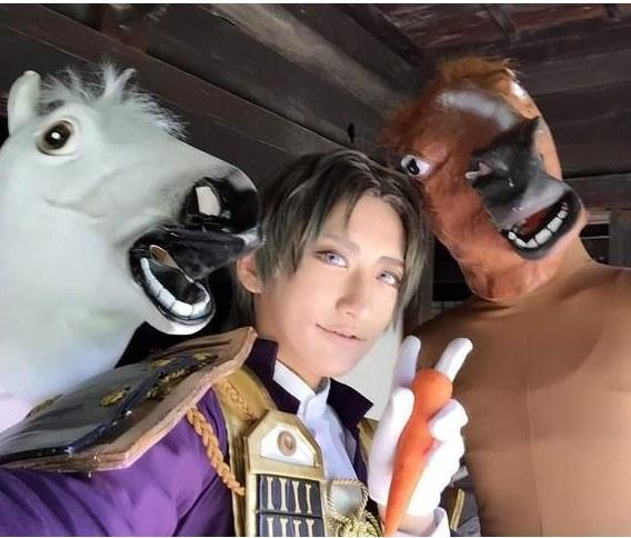 "压切长谷川"骑马的英姿真是不凡,没错,人家使用了3匹"马人"把自己顶