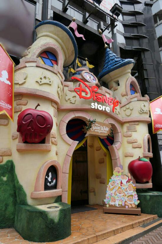 在商店当中也满满都是白雪公主元素的商品.