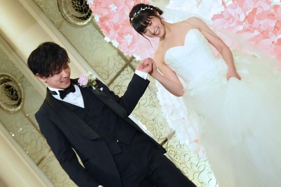 差点以为结婚了佐藤健穿婚服宣传8年的新娘