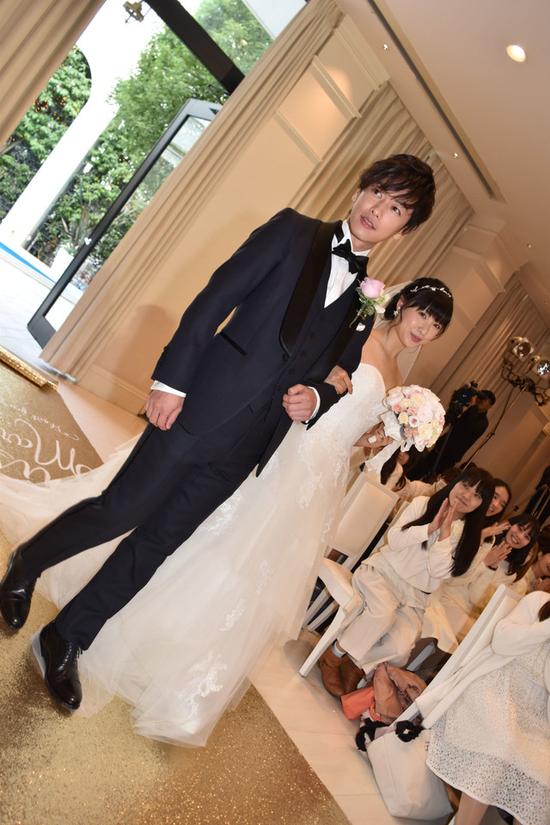 差点以为结婚了佐藤健穿婚服宣传8年的新娘