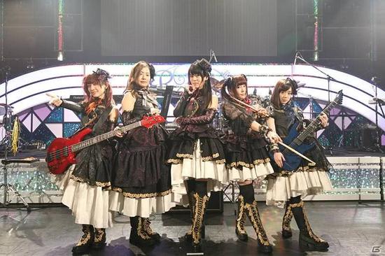 出道2周年纪念,官方为此于日前宣布将发售roselia乐队的首部写真集,并