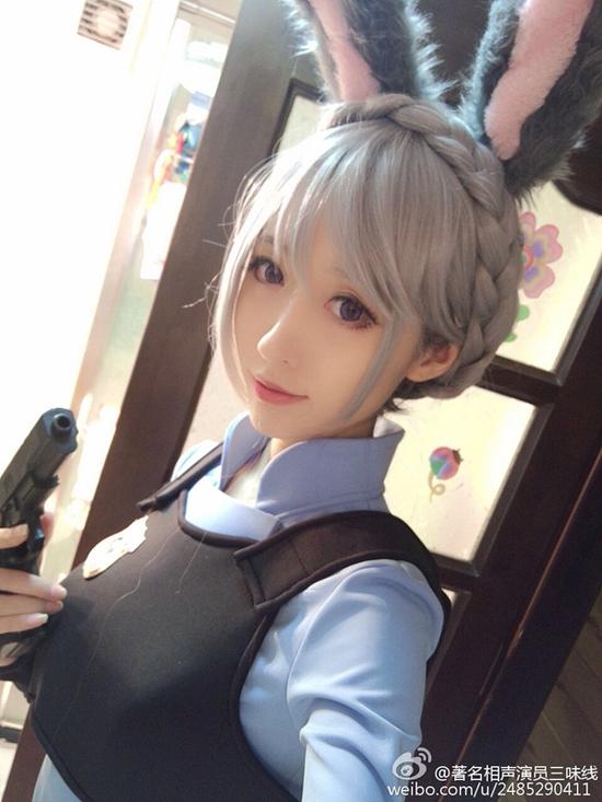 人,代表歌曲《光与信仰》 cosplay代表作: 《海贼王》——女帝汉库克