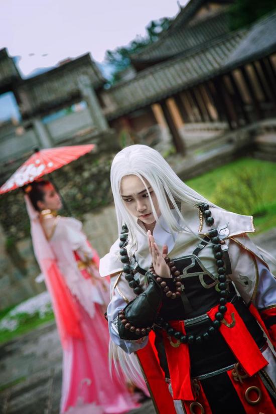 【cosplay美图】《剑侠情缘三》少林×七秀:借伞