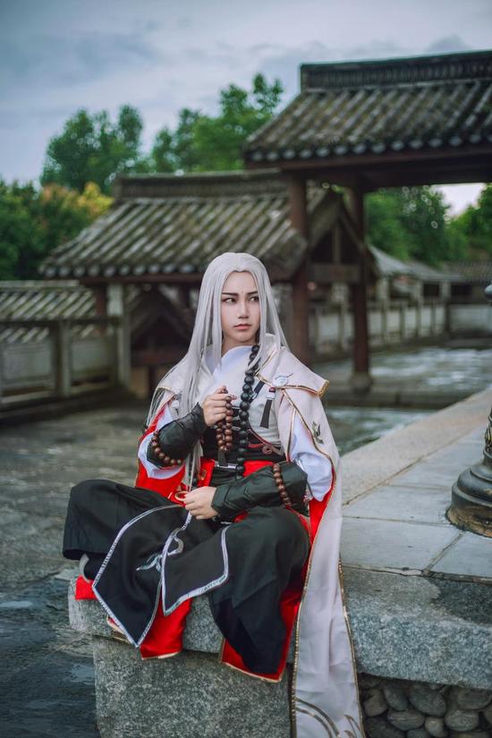 【cosplay美图】《剑侠情缘三》少林×七秀:借伞