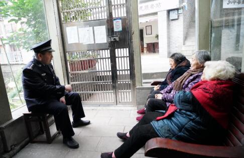 大事小情都找高户籍满意度100上清寺派出所户籍警高万禄25年践行枫桥