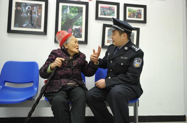 大事小情都找高户籍满意度100上清寺派出所户籍警高万禄25年践行枫桥