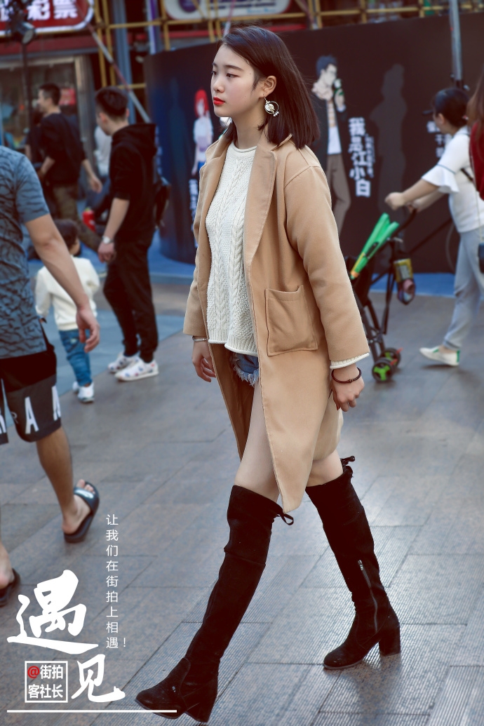 初冬寒潮来袭 重庆妹子清凉出镜