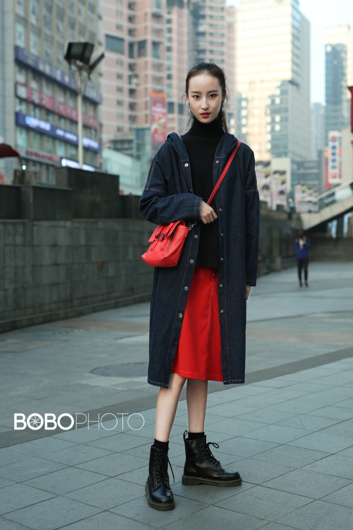 初冬寒潮来袭 重庆妹子清凉出镜