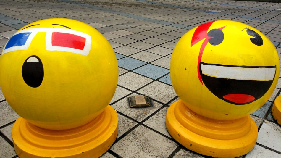 重庆一商场惊现"表情包"隔离墩 呆萌又可爱