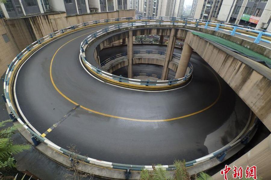 重庆一小区现旋转公路 回家先转4圈