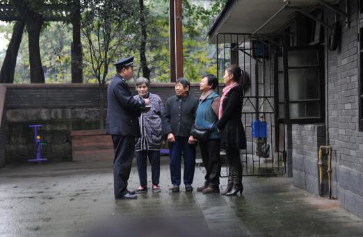 大事小情都找高户籍满意度100上清寺派出所户籍警高万禄25年践行枫桥