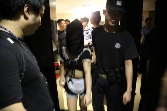 湖北警方雷霆出击捣毁涉黄窝点 扫黄现场抓27人