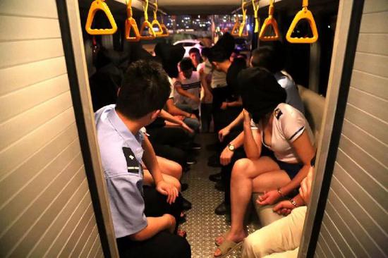 湖北警方雷霆出击捣毁涉黄窝点 扫黄现场抓27人