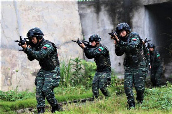 特战队员以前三角队形通过隧道.