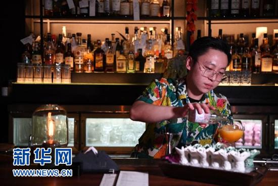 重庆有条不夜的九街喧嚣中又带着宁静