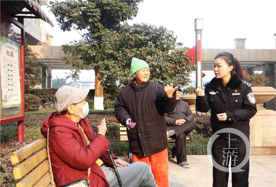 与聋哑群众交流.