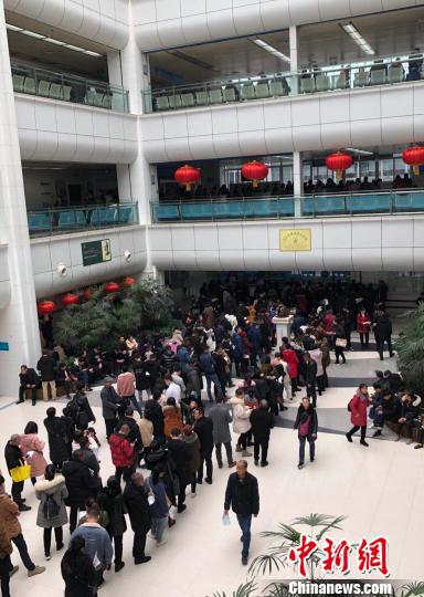 图为春节后首个工作日,陆军军医大学西南医院门诊部挂号处排起长队.