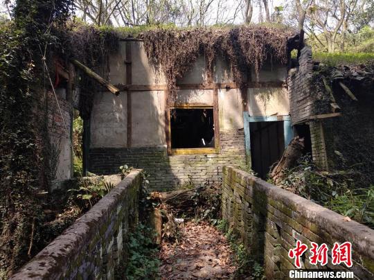 图为村落中废弃已经的破老屋. 马佳欣 摄