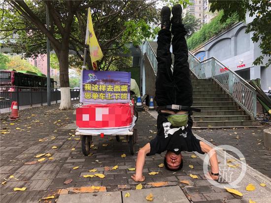 刘成义推着车上了桥,他一路骑车飞奔,在网络上引起网友轰动的重庆美景