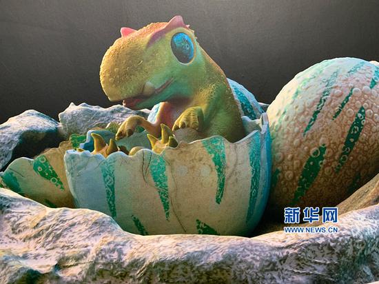 动物考古艺术复原人才培训班学员制作的刚刚出生的小恐龙图片.