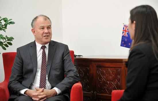 (大使谈两会)新西兰驻华大使:中国提出经济增长的创新理念意义非凡