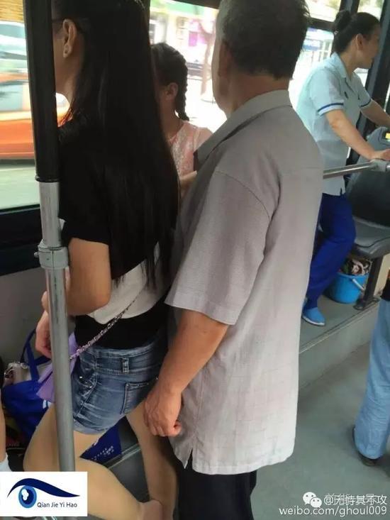 老流氓公交车上紧贴乱摸女生已嚣张多年图