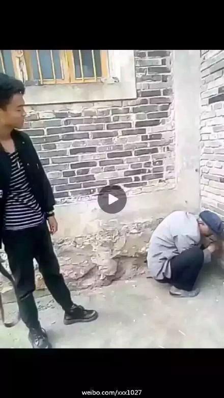 两名男子直播暴打老人将对方逼到墙角用脚踹图