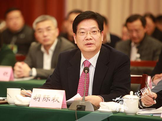 会上,市国资委主任,党委书记胡际权针对询问做出回应.记者 刘嵩 摄