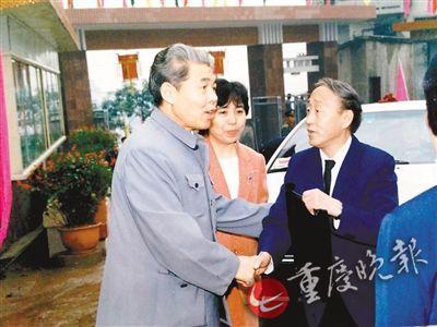时任重庆市人大常委会主任于汉卿(左一)和时任桐君阁药厂副厂长苏国