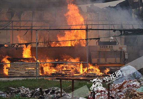 28日下午,重庆沙坪坝区歌乐山中梁镇一家具厂发生火灾.