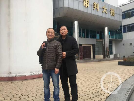 弓虽昌创始人肖强(左)和被告小蔡合影.