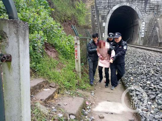 无法忍受丈夫牌瘾太大 万州女子服毒卧轨自杀