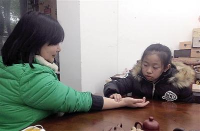 记者体验十岁小学生张思齐把脉.