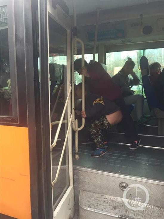 父亲天天领孩子公交车上大便 司机:天天清(图)
