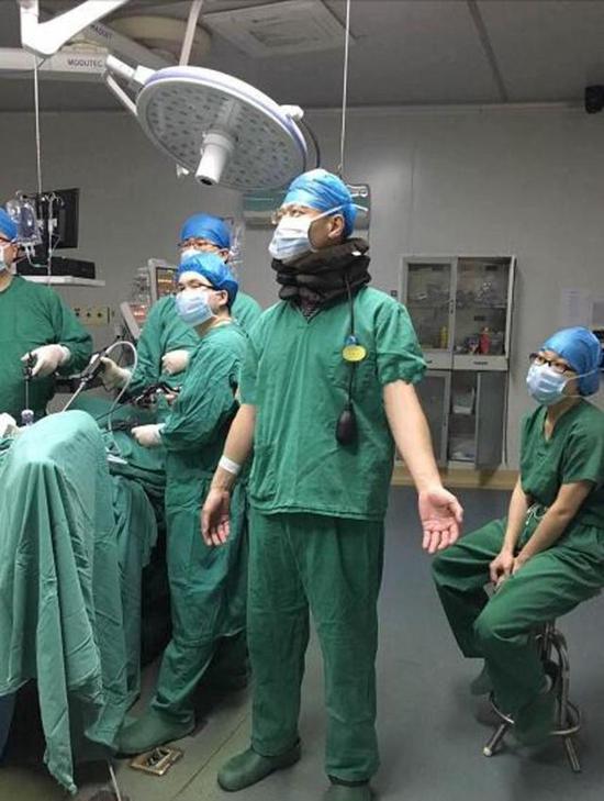 重庆一名外科医生成网红 全因这张照片故事多