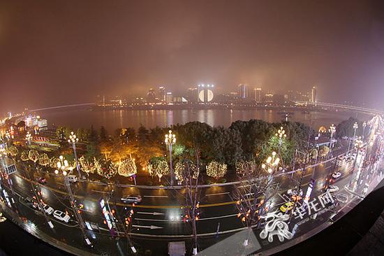 烟雨朦胧的南滨路.记者 李裕锟 摄