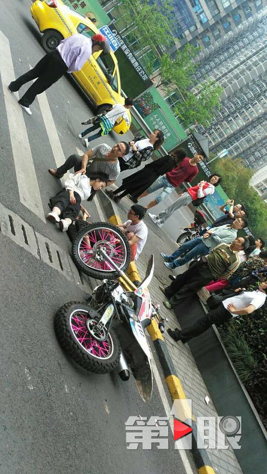 重庆工商大学校门口发生交通事故男子血溅当场