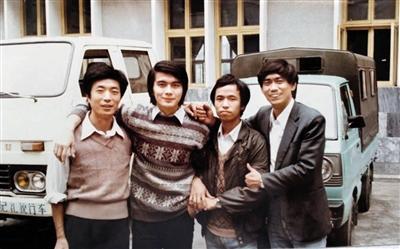 1986年,许亚军拍摄《重庆崽儿》期间与剧组在一起.
