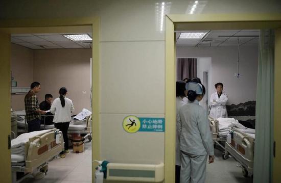 早上8点,肿瘤医院外科大楼18楼胸外科病房里,江跃全带领医护人员查房"